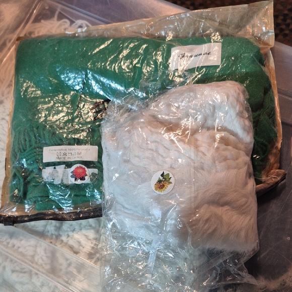 Scarf - Gerunsi. Hat - Unbranded Accessories - Elegant Green Scarf and White Hat Set